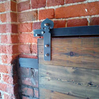 Амбарный механизм - «Стрела» на двери из старой доски