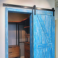 Амбарная дверь синего цвета