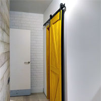 Амбарная дверь желтого цвета