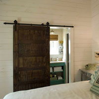 Амбарная дверь в уютной спальне