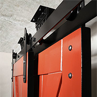 Потолочная система крепления амбарных дверей и установленные раздвижные двери по принципу шкафа-купе